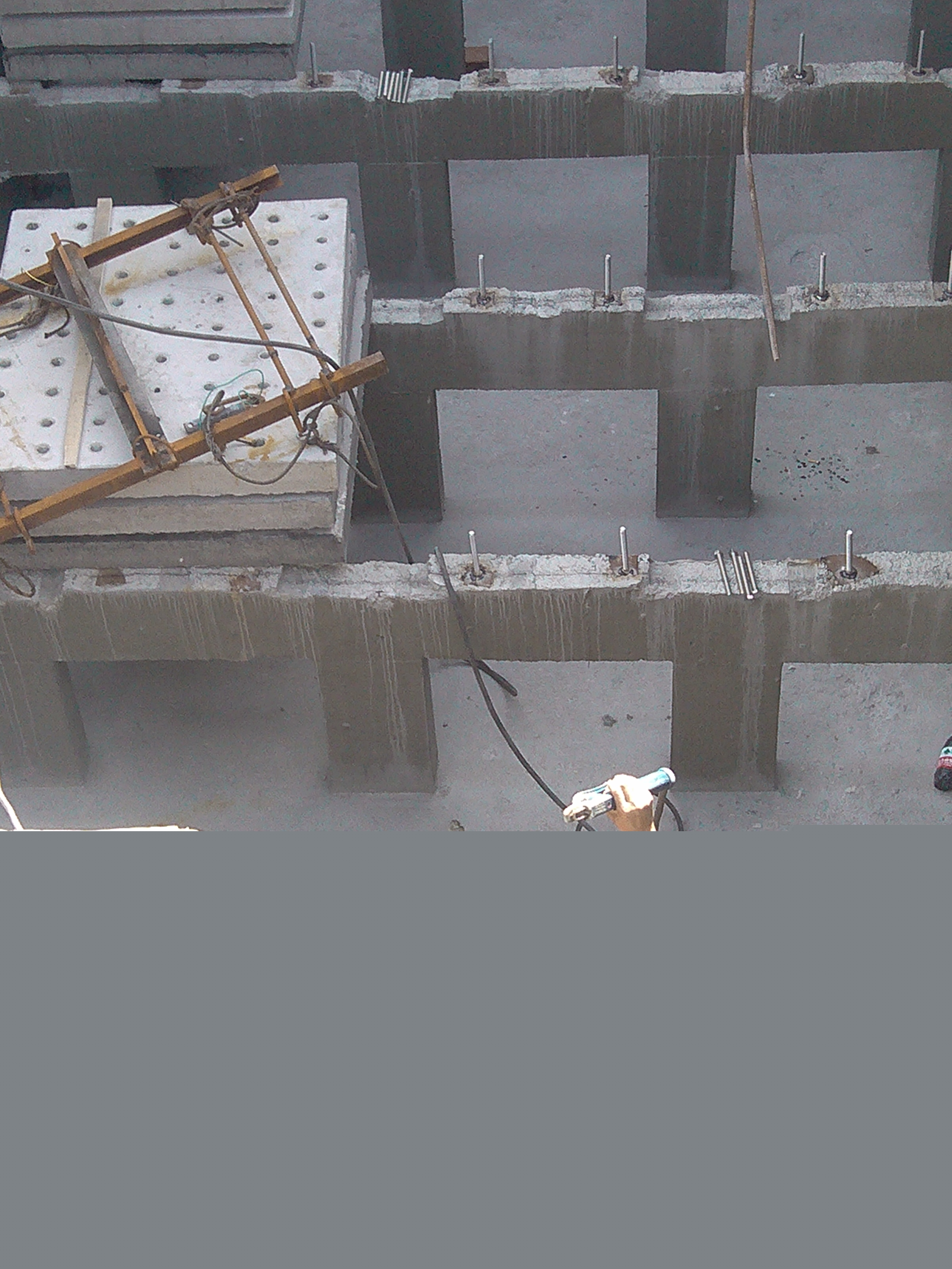 鞏義水廠項目，混凝土濾板安裝